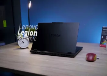 Tampilan belakang laptop gaming Lenovo Legion 5i 15IRX10 di atas meja kerja, menyorot desain premium dan logo Legion.