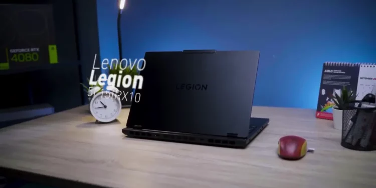 Tampilan belakang laptop gaming Lenovo Legion 5i 15IRX10 di atas meja kerja, menyorot desain premium dan logo Legion.