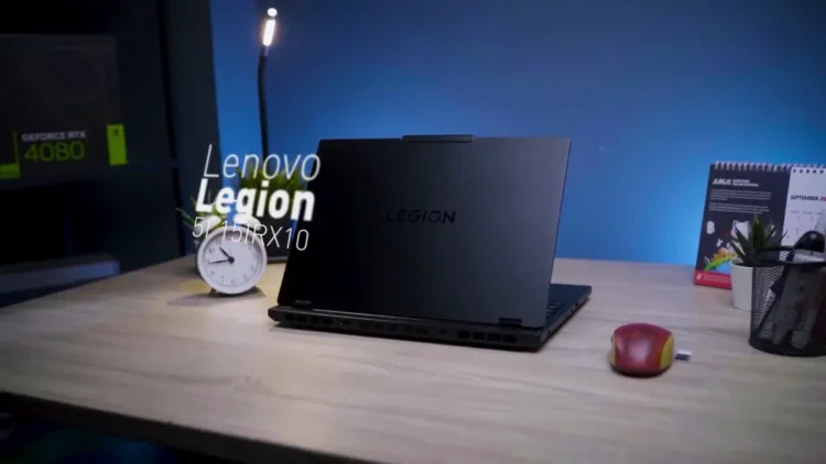 Tampilan belakang laptop gaming Lenovo Legion 5i 15IRX10 di atas meja kerja, menyorot desain premium dan logo Legion.