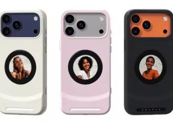 Tiga unit casing ponsel berwarna-warni dengan cutout kamera besar dan layar kecil/foto di bagian belakang, mereplikasi konsep iPhone 17 Pro dengan layar tambahan di belakang.