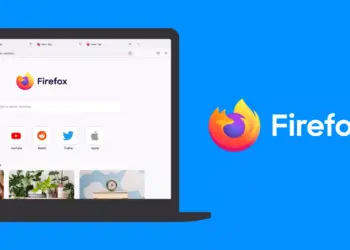 Sebuah laptop menampilkan halaman awal browser Firefox, bersanding dengan logo besar Firefox 'rubah api' dengan latar belakang biru.
