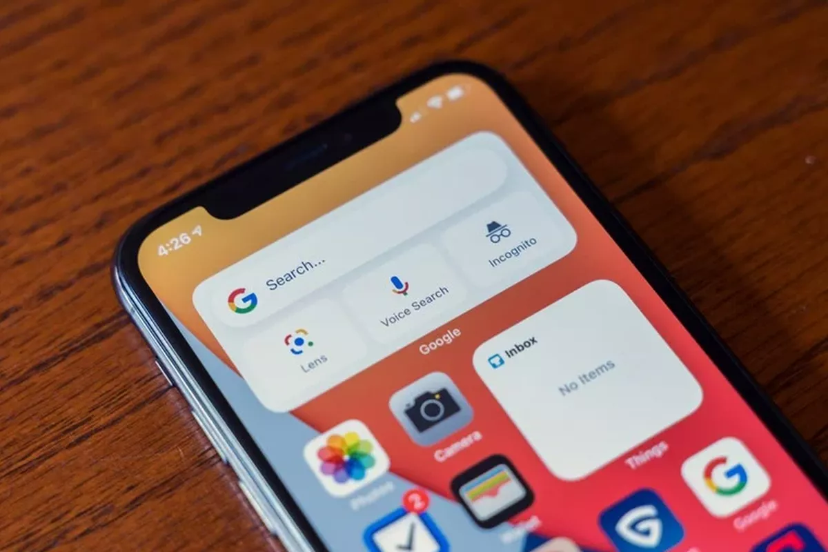 Tampilan layar depan iPhone dengan widget Google Search, Google Lens, dan Voice Search yang menunjukkan kemudahan akses informasi di seri iPhone terlaris.