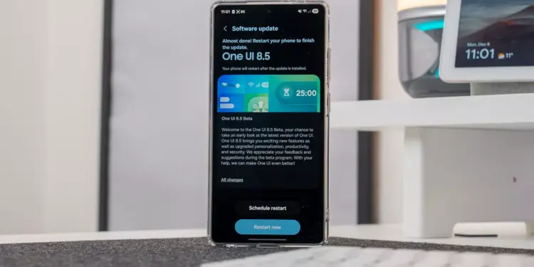 Tampilan layar smartphone Samsung (mewakili One UI 8.5) dengan user interface yang baru dan ikon aplikasi yang diperbarui.