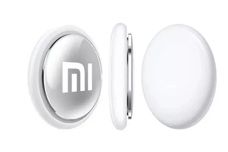 Tiga tampilan (depan, samping, belakang) perangkat pelacak Xiaomi berwarna putih dengan logo Mi di tengah, mengindikasikan desain final produk.