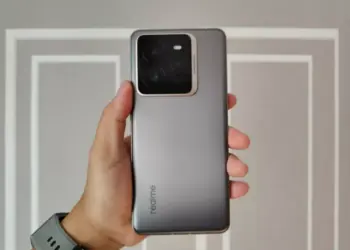 Close-up modul chip memori RAM di atas papan sirkuit, melambangkan lonjakan biaya produksi yang mempengaruhi Harga RAM.