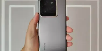 Close-up modul chip memori RAM di atas papan sirkuit, melambangkan lonjakan biaya produksi yang mempengaruhi Harga RAM.