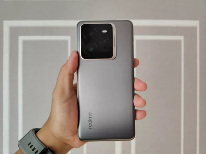 Close-up modul chip memori RAM di atas papan sirkuit, melambangkan lonjakan biaya produksi yang mempengaruhi Harga RAM.