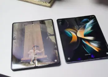 Perbandingan visual antara layar Samsung Galaxy Z Fold standar yang ramping dengan Galaxy Z Fold versi 4:3 yang lebih lebar dan menyerupai paspor.