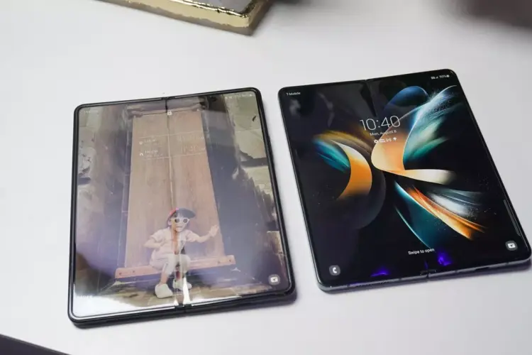 Perbandingan visual antara layar Samsung Galaxy Z Fold standar yang ramping dengan Galaxy Z Fold versi 4:3 yang lebih lebar dan menyerupai paspor.