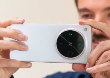 Bagian belakang Oppo Find X9 Ultra dengan modul kamera besar melingkar yang menampung empat lensa canggih.