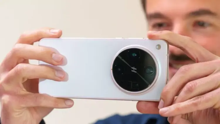 Bagian belakang Oppo Find X9 Ultra dengan modul kamera besar melingkar yang menampung empat lensa canggih.