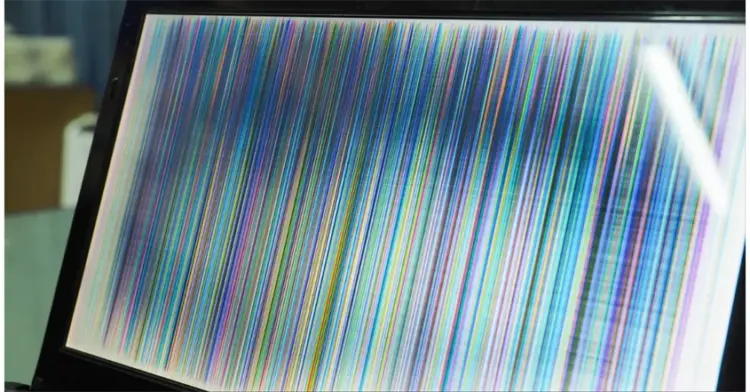 Laptop MacBook Pro dengan layar Liquid Retina yang jernih menampilkan wallpaper macOS terbaru di ruang kerja.