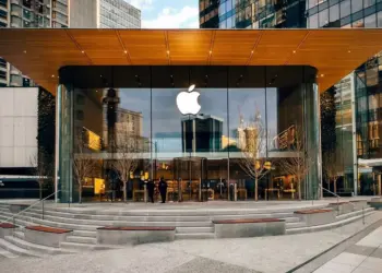 Detail tampak belakang dan layar depan unit smartphone dari Pabrik iPhone yang menunjukkan desain punch-hole minimalis.