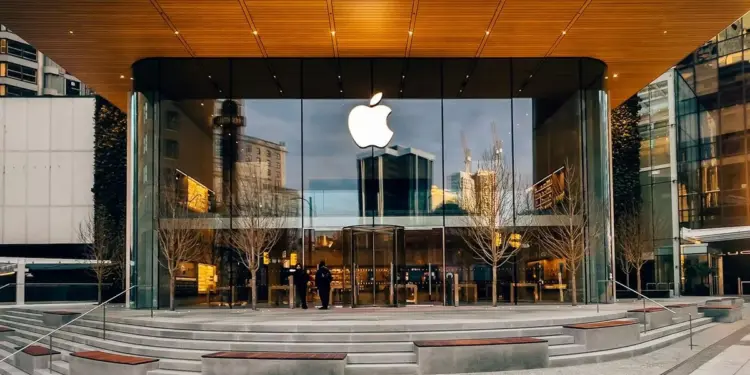 Detail tampak belakang dan layar depan unit smartphone dari Pabrik iPhone yang menunjukkan desain punch-hole minimalis.