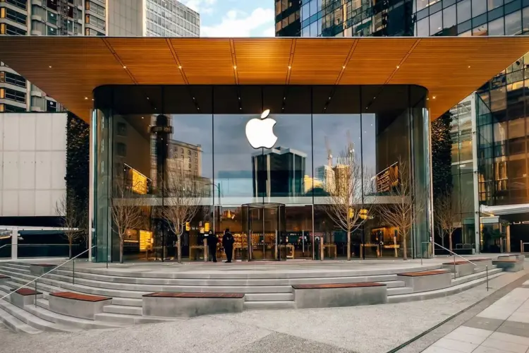 Detail tampak belakang dan layar depan unit smartphone dari Pabrik iPhone yang menunjukkan desain punch-hole minimalis.