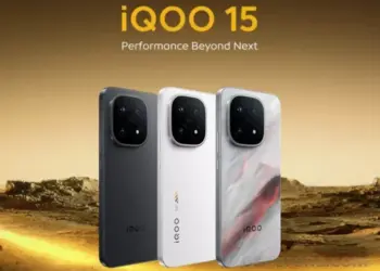 Tiga unit smartphone iQOO 15 dengan varian warna hitam, putih, dan special edition merah-putih marmer, dengan logo iQOO 15 di atasnya.