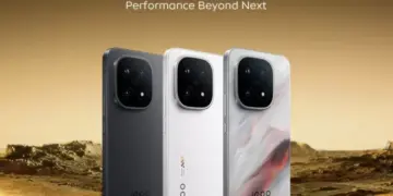 Tiga unit smartphone iQOO 15 dengan varian warna hitam, putih, dan special edition merah-putih marmer, dengan logo iQOO 15 di atasnya.