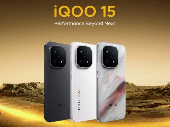 Tiga unit smartphone iQOO 15 dengan varian warna hitam, putih, dan special edition merah-putih marmer, dengan logo iQOO 15 di atasnya.