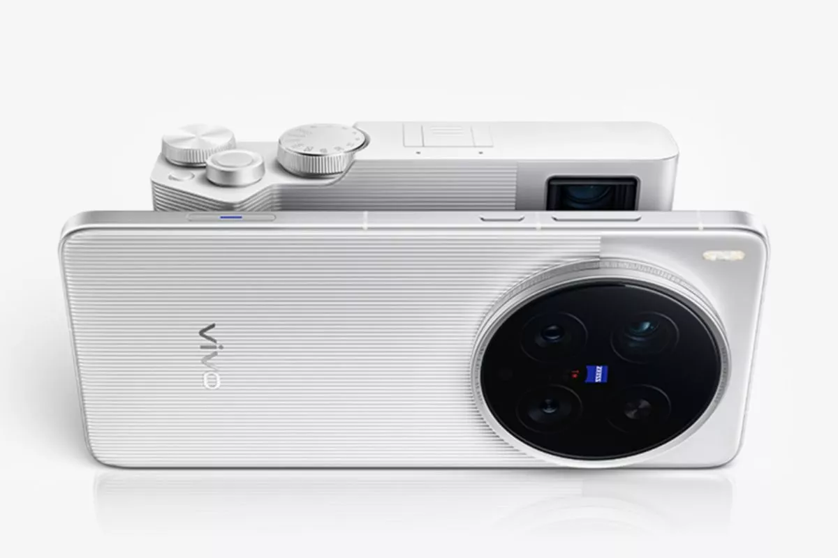 Smartphone vivo X300 Series warna putih bertekstur bersanding dengan bonus aksesoris camera grip.