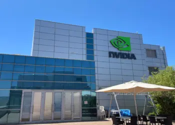 Gedung kantor pusat NVIDIA dengan logo hijau, lokasi pusat keputusan penghentian distribusi chip memori.