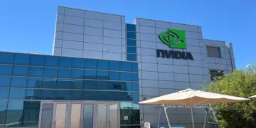 Gedung kantor pusat NVIDIA dengan logo hijau, lokasi pusat keputusan penghentian distribusi chip memori.