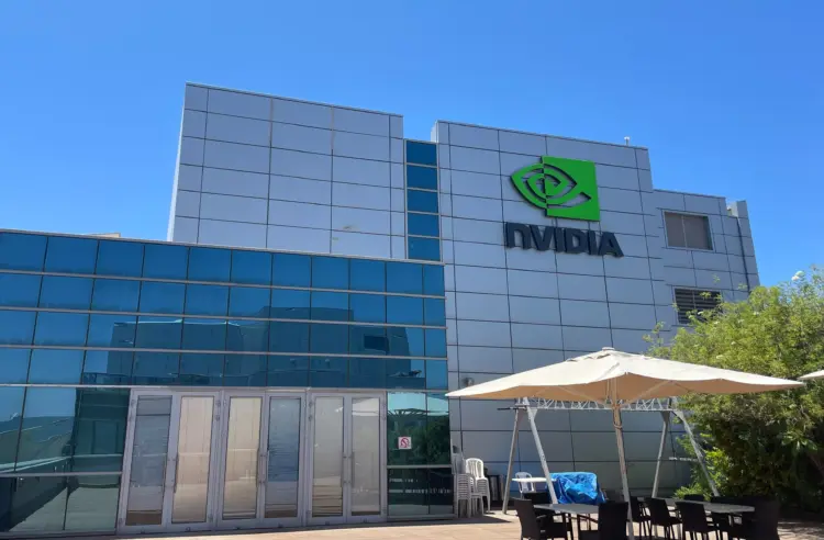 Gedung kantor pusat NVIDIA dengan logo hijau, lokasi pusat keputusan penghentian distribusi chip memori.