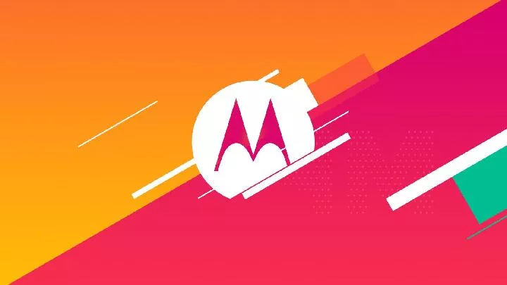 Logo ikonik "M" Motorola dalam lingkaran putih dengan latar belakang abstrak berwarna oranye, pink, dan hijau khas tema Piala Dunia.