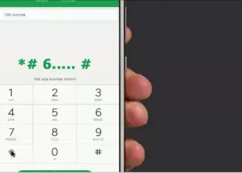 Seseorang menggunakan menu dial telepon untuk memasukkan kode rahasia guna cek tipe HP secara cepat dan mudah.