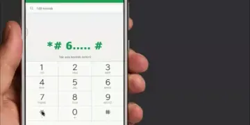 Seseorang menggunakan menu dial telepon untuk memasukkan kode rahasia guna cek tipe HP secara cepat dan mudah.
