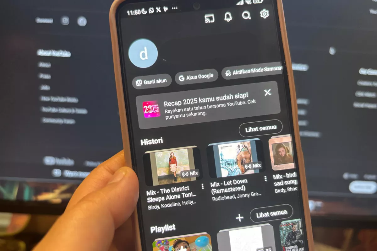 Tampilan layar smartphone yang menunjukkan antarmuka aplikasi video (mewakili YouTube) dengan notifikasi atau pop-up fitur terbaru.