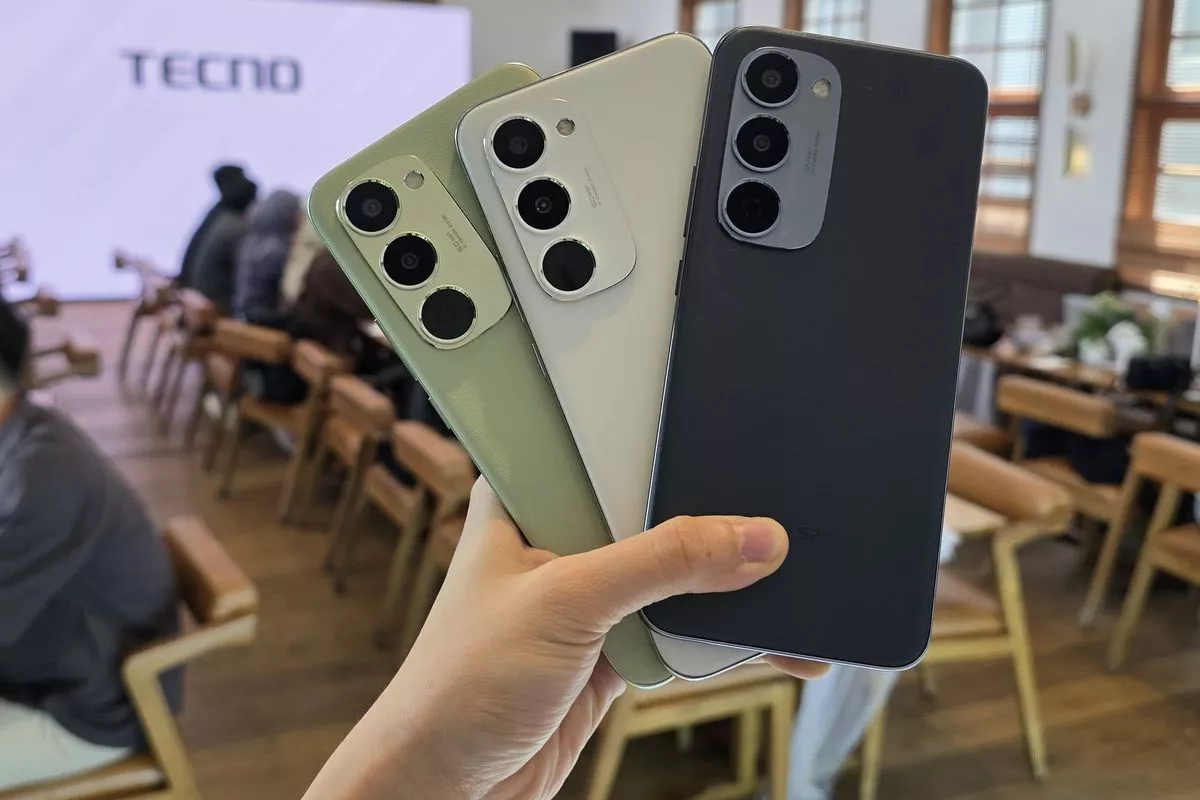 Hands-on tiga unit smartphone TECNO SPARK 40 dan SPARK 40 Pro dalam genggaman.