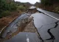 Kerusakan jalan parah akibat gempa Jepang M 7,5 yang menyebabkan aspal retak dan tanah ambles.