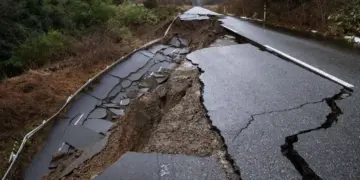 Kerusakan jalan parah akibat gempa Jepang M 7,5 yang menyebabkan aspal retak dan tanah ambles.