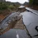 Kerusakan jalan parah akibat gempa Jepang M 7,5 yang menyebabkan aspal retak dan tanah ambles.