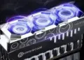 Modul RAM Vortex dengan kipas pendingin terpasang pada slot memori motherboard dengan efek lampu RGB ungu.