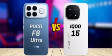 Perbandingan dua ponsel: POCO F8 Ultra (biru, tekstur kain, kamera Bose) di kiri dan iQOO 15 (putih, kamera 100x) di kanan, dengan logo "VS" di tengah.