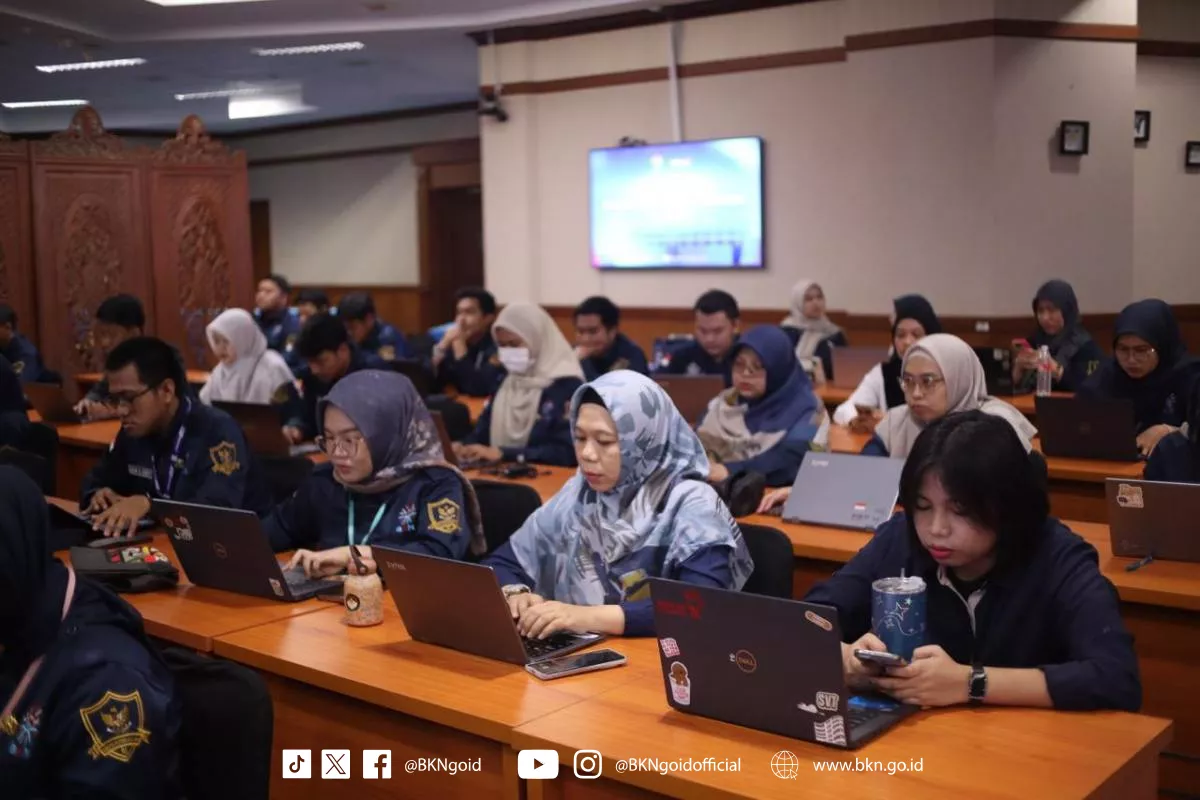 Sekelompok peserta ASN, sebagian besar wanita, fokus menggunakan laptop dalam sosialisasi aplikasi teknologi BKN, menunjukkan komitmen terhadap transformasi digital.