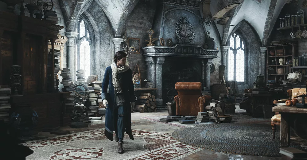 Seorang pemain menunggangi Hippogriff memandang lanskap dunia terbuka yang luas saat matahari terbenam dengan logo Hogwarts Legacy di pojok kanan.