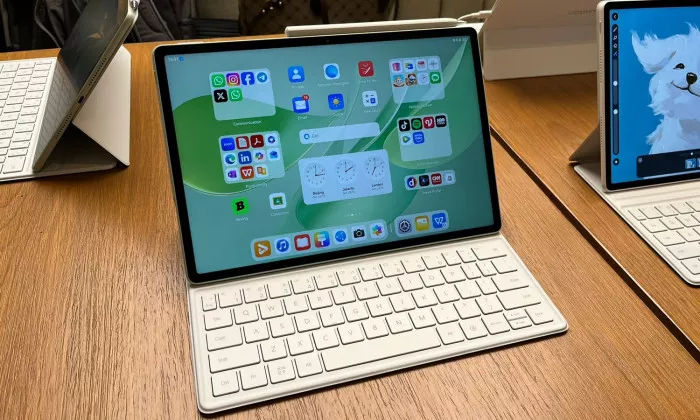 Tablet Huawei MatePad 12X 2026 yang terpasang pada keyboard magnetik dengan aplikasi pengolah data terbuka, menyerupai laptop.