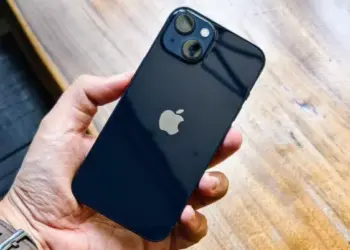 Sisi belakang iPhone warna Midnight dengan modul kamera diagonal, model yang diprediksi menjadi iPhone terlaris di pasar Indonesia 2025.