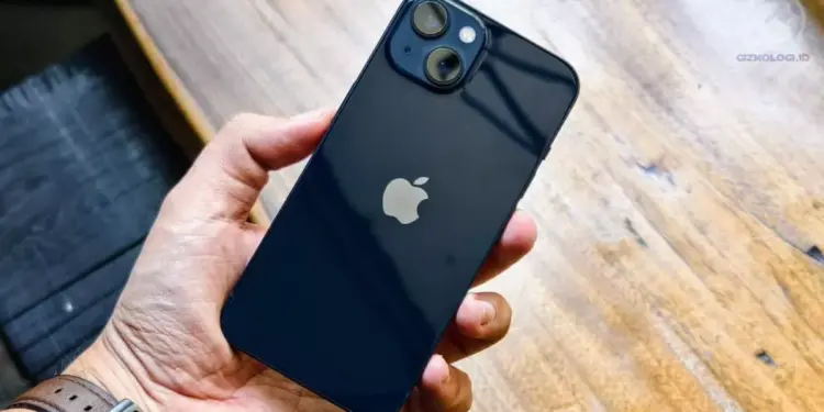 Sisi belakang iPhone warna Midnight dengan modul kamera diagonal, model yang diprediksi menjadi iPhone terlaris di pasar Indonesia 2025.
