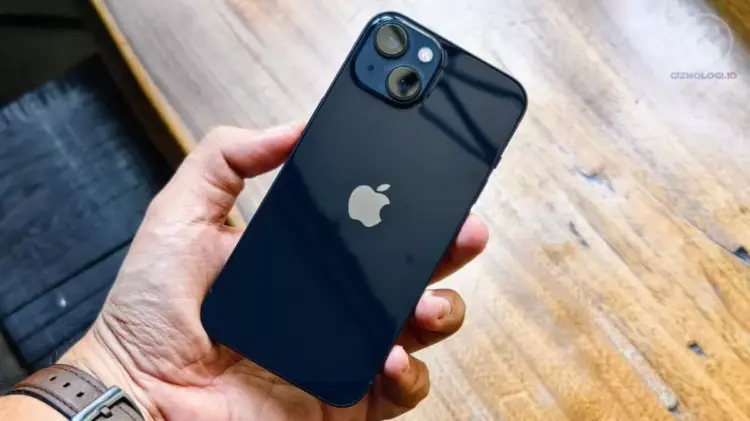 Sisi belakang iPhone warna Midnight dengan modul kamera diagonal, model yang diprediksi menjadi iPhone terlaris di pasar Indonesia 2025.