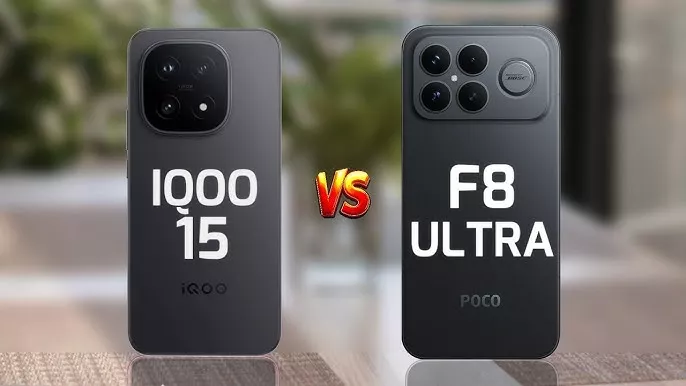 Perbandingan render belakang iQOO 15 (hitam, modul besar) dan POCO F8 Ultra (hitam, tekstur, modul kamera Bose) dengan tulisan besar.