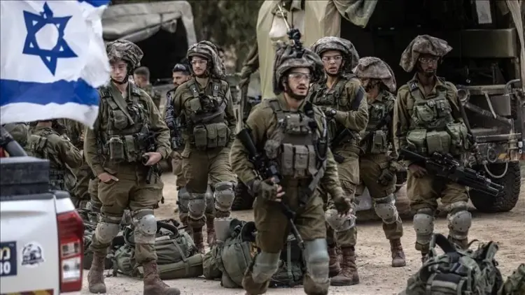 Sekelompok tentara Militer Israel berhelm dan seragam tempur berdiri berkelompok dengan bendera Israel, menunjukkan pasukan bersenjata.