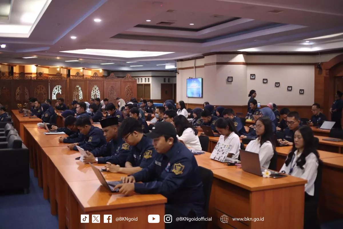 Suasana pelatihan penuh di ruangan BKN, banyak ASN menggunakan laptop untuk mempelajari aplikasi digital BKN, mendukung efisiensi kerja.