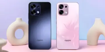 Seseorang menggunakan OPPO A6 Series di bawah sinar matahari, menunjukkan layar yang tetap cerah dan jernih.