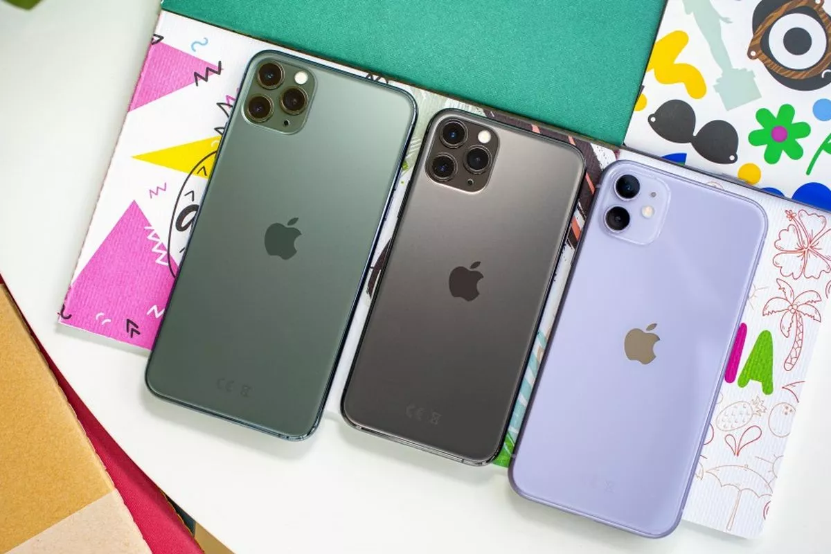 Perbandingan tiga unit iPhone dengan varian warna Midnight Green, Space Grey, dan Purple, menunjukkan pilihan seri iPhone terlaris untuk berbagai budget.
