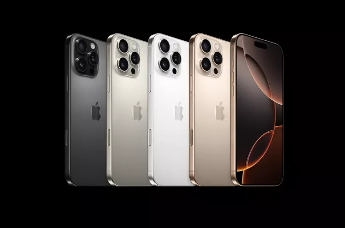 Empat unit iPhone 16 Pro Max dengan desain kamera tiga lensa dalam berbagai varian warna, menyoroti penurunan harga.