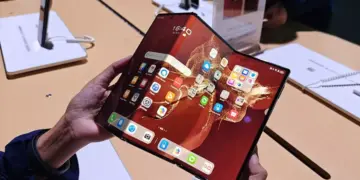 unit smartphone lipat clamshell dalam warna ungu dan emas, dengan layar luar yang besar, menyimbolkan variasi di pasar.