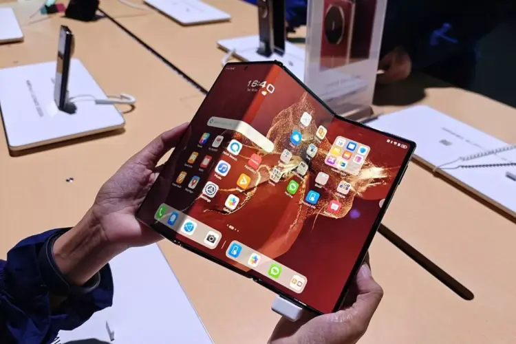 unit smartphone lipat clamshell dalam warna ungu dan emas, dengan layar luar yang besar, menyimbolkan variasi di pasar.